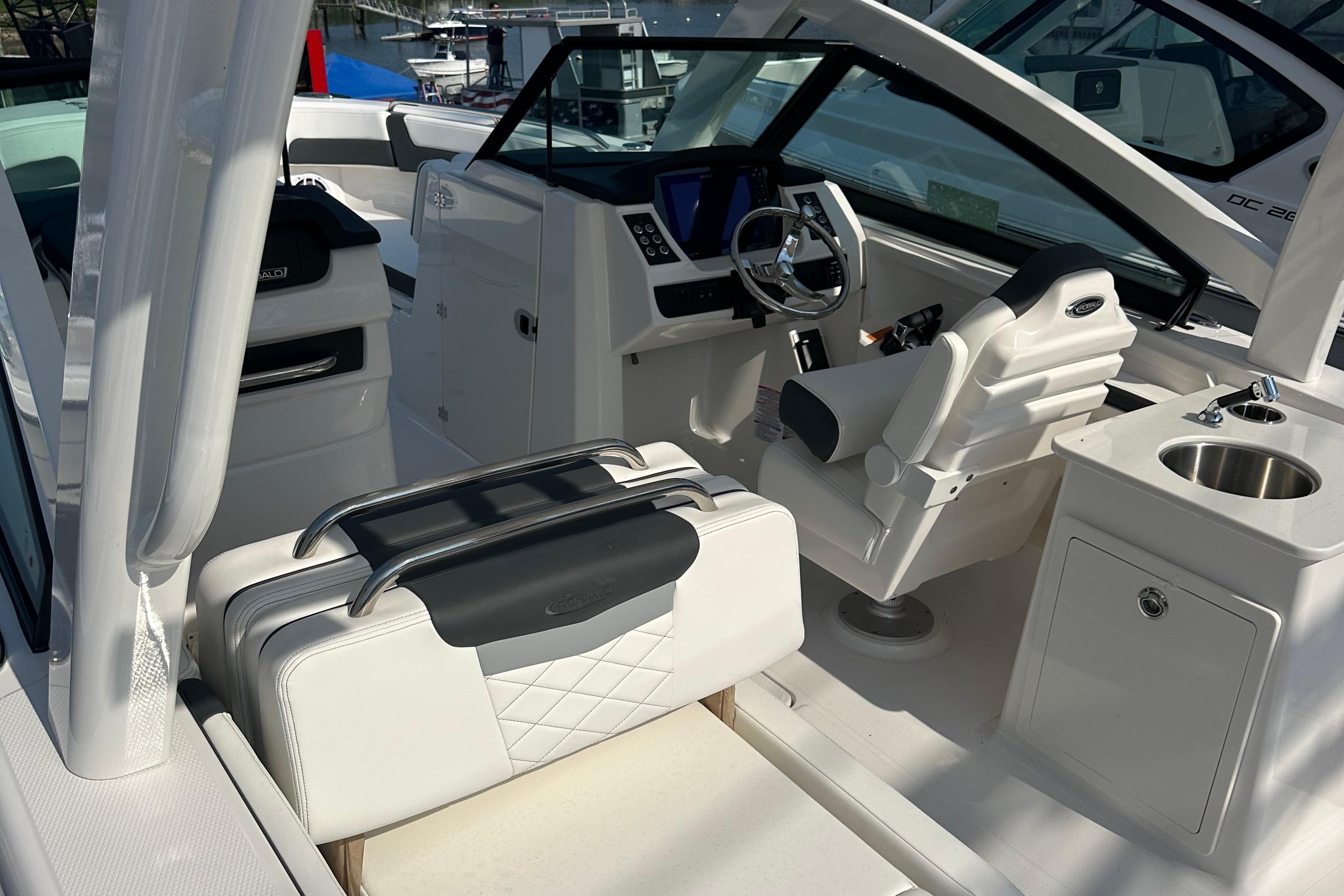 Robalo R257 2025 Robalo R257 Dual Console for Sale in Westport, CT, United States ...