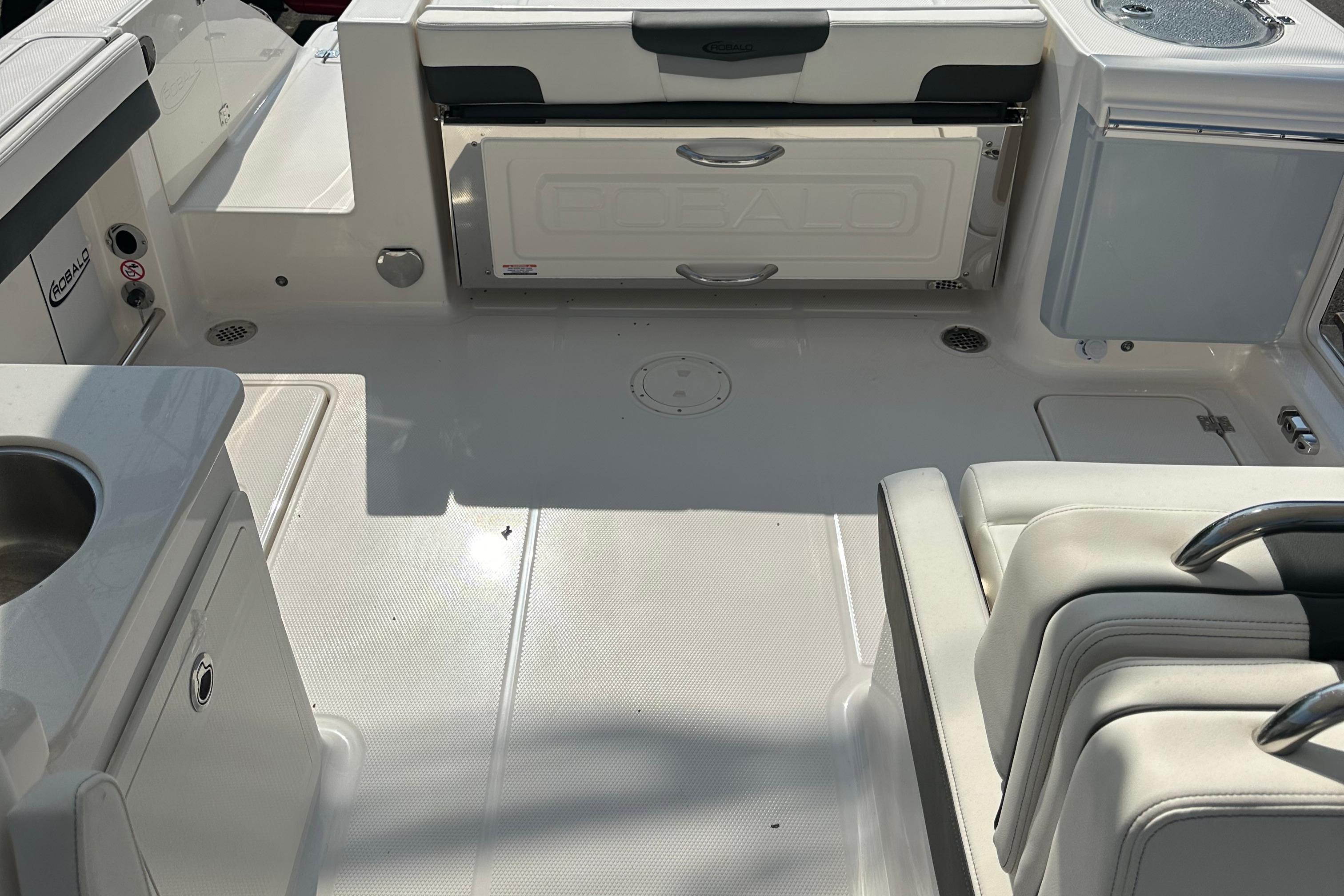 Robalo R257 2025 Robalo R257 Dual Console for Sale in Westport, CT, United States ...