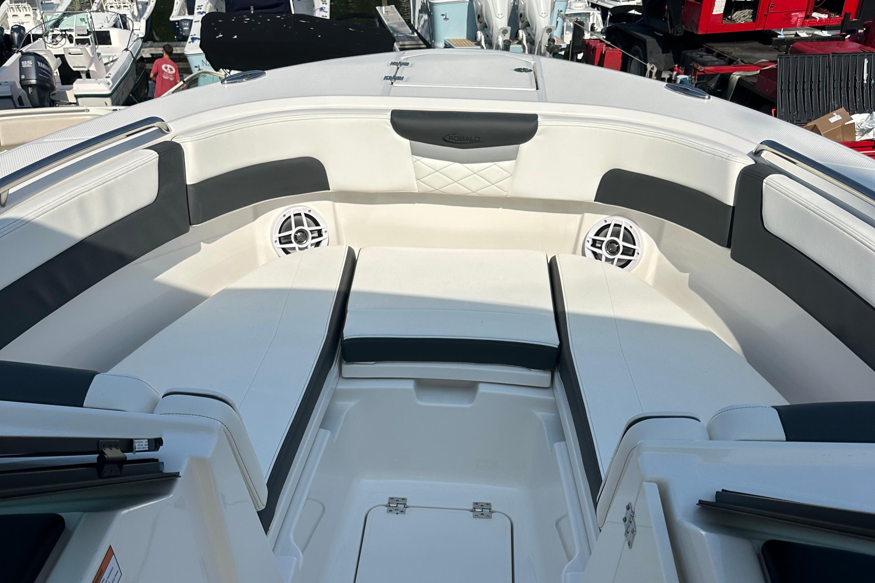 Robalo R257 2025 Robalo R257 Dual Console for Sale in Westport, CT, United States ...