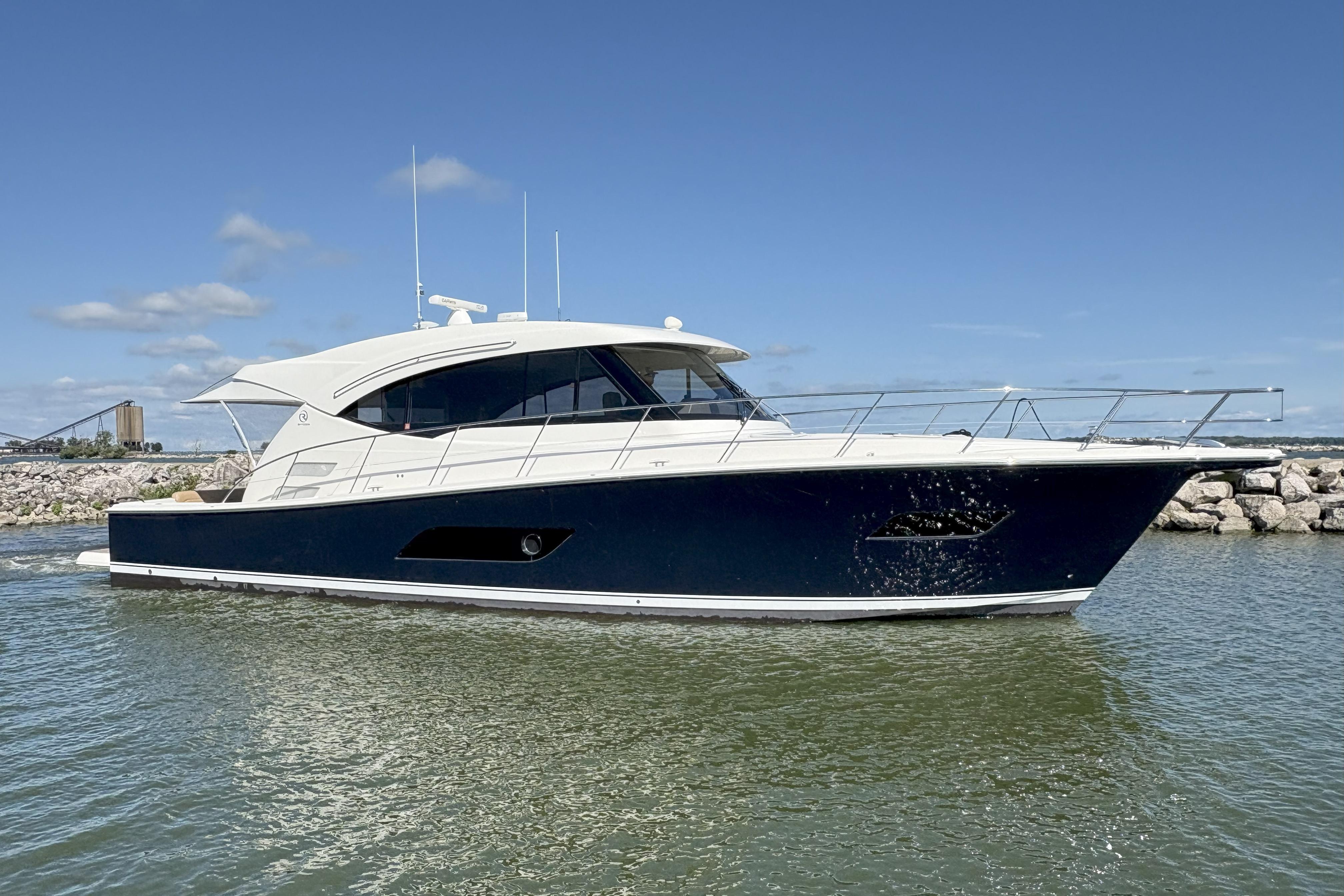 2016 Riviera 525 SUV yacht for sale in 