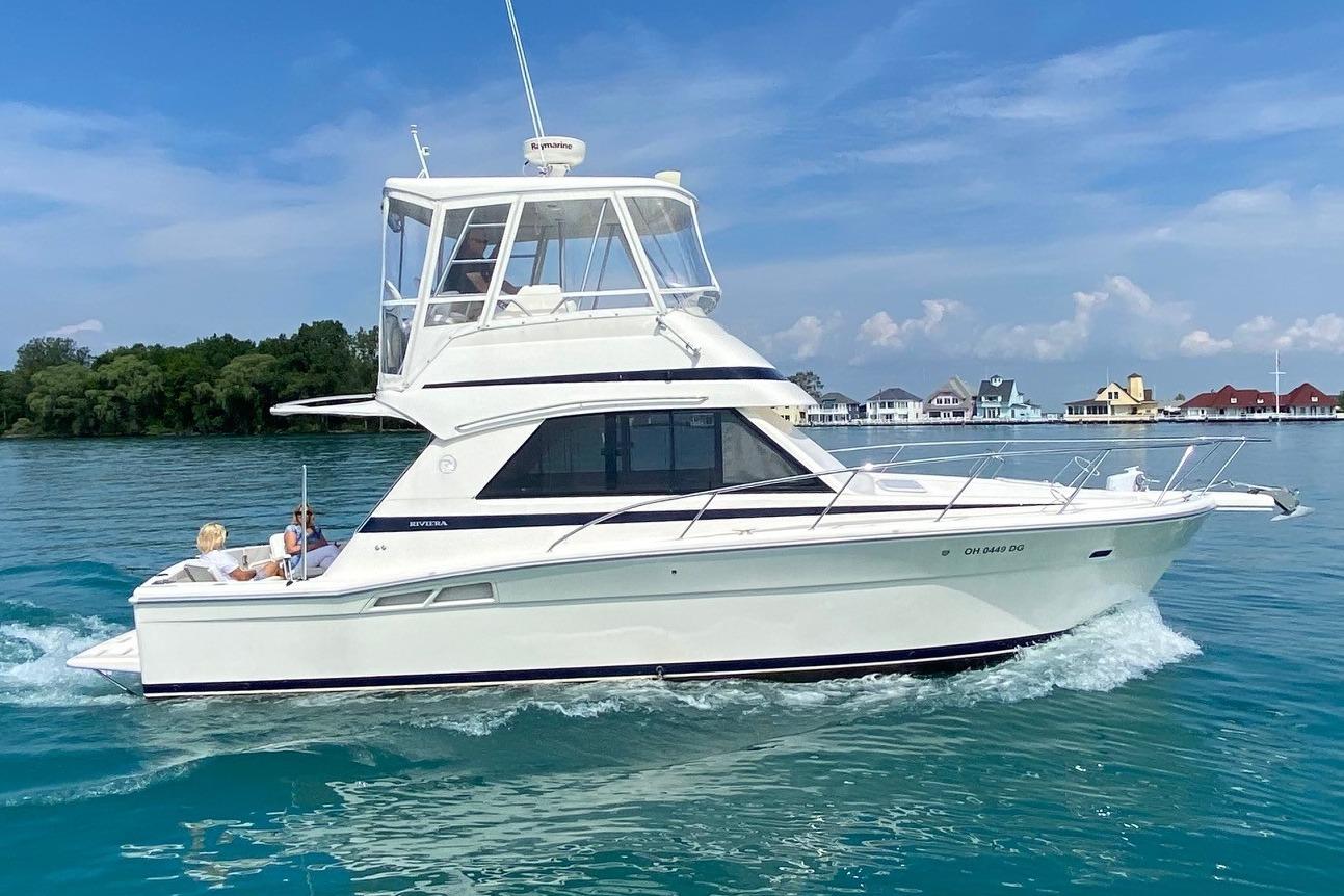 2002 Riviera 34 Convertible yacht for sale in 