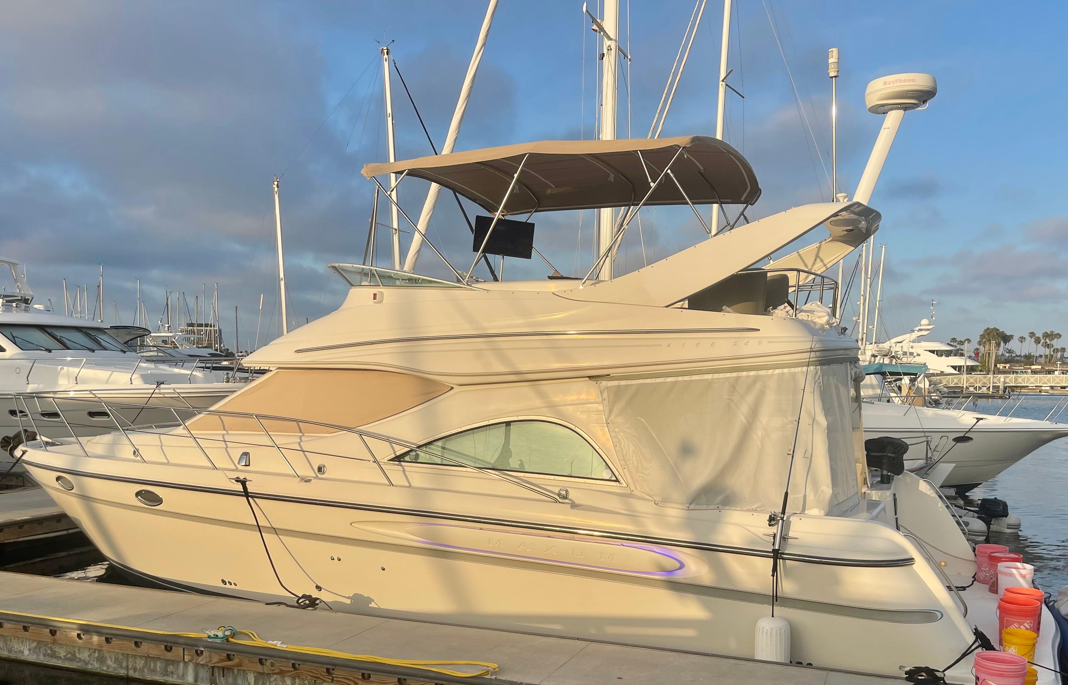 1998 Maxum 4100 SCA yacht for sale in 